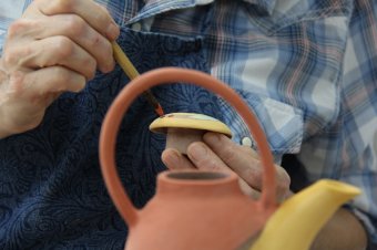 Antoinette shows decorating techniques for pinched teapots